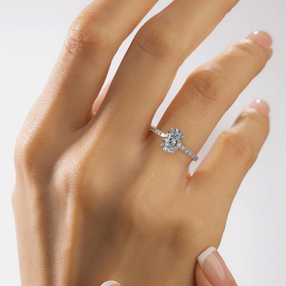 Bague Mon Amour en diamant ovale sur or 18K avec pavage – LEDIAMANTI