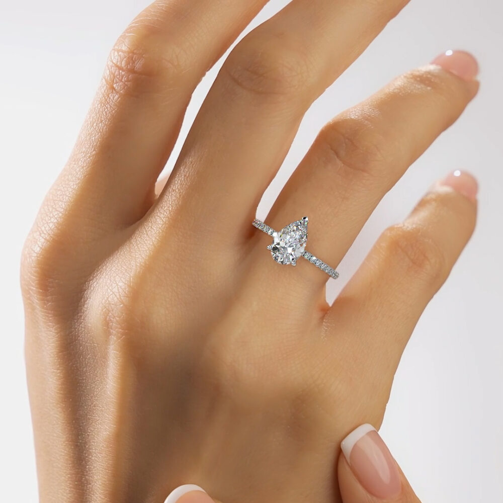 Bague Mon Amour LEDIAMANTI en diamant poire avec pavage sur or 18K